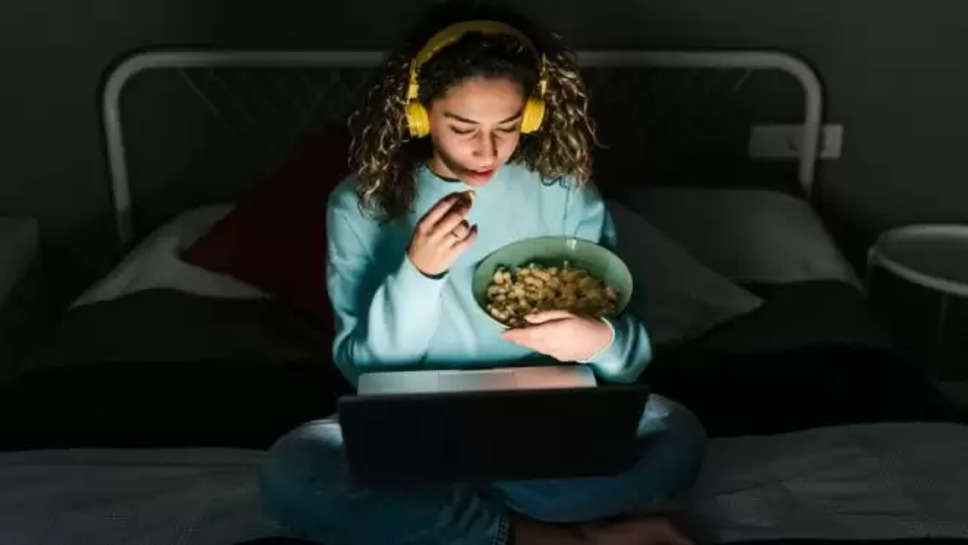 late night eating , healthy tips ,eating habits ,late night eating habits , side effects ,Disadvantages of eating late night, late night eating side effects ,देर रात खाना खाने के नुकसान, what happens after eating late night, eating late night causes acidity problem, does eating late night cause headache, eating late night is bad for health there are five disadvantages,हिंदी न्यूज़, देर से खाने से क्या होता है,रात में देर से खाना खाने से एसिडिटी की समस्या होती है,क्या रात में देर से खाना खाने से सिर दर्द होता है, देर रात खाना खाने से सेहत को होते हैं पांच नुकसान , 